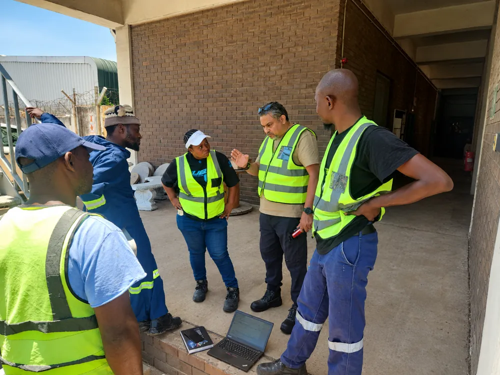 Pridin team briefing on site